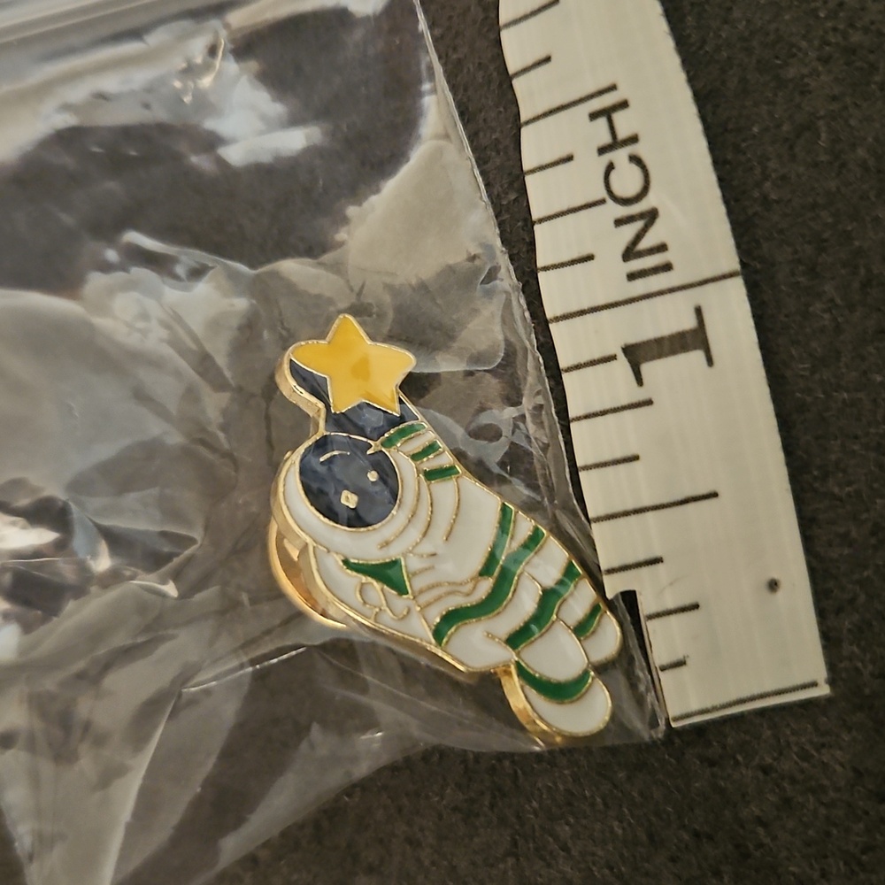 Astronaut holding star Pin - Picture 2 of 4